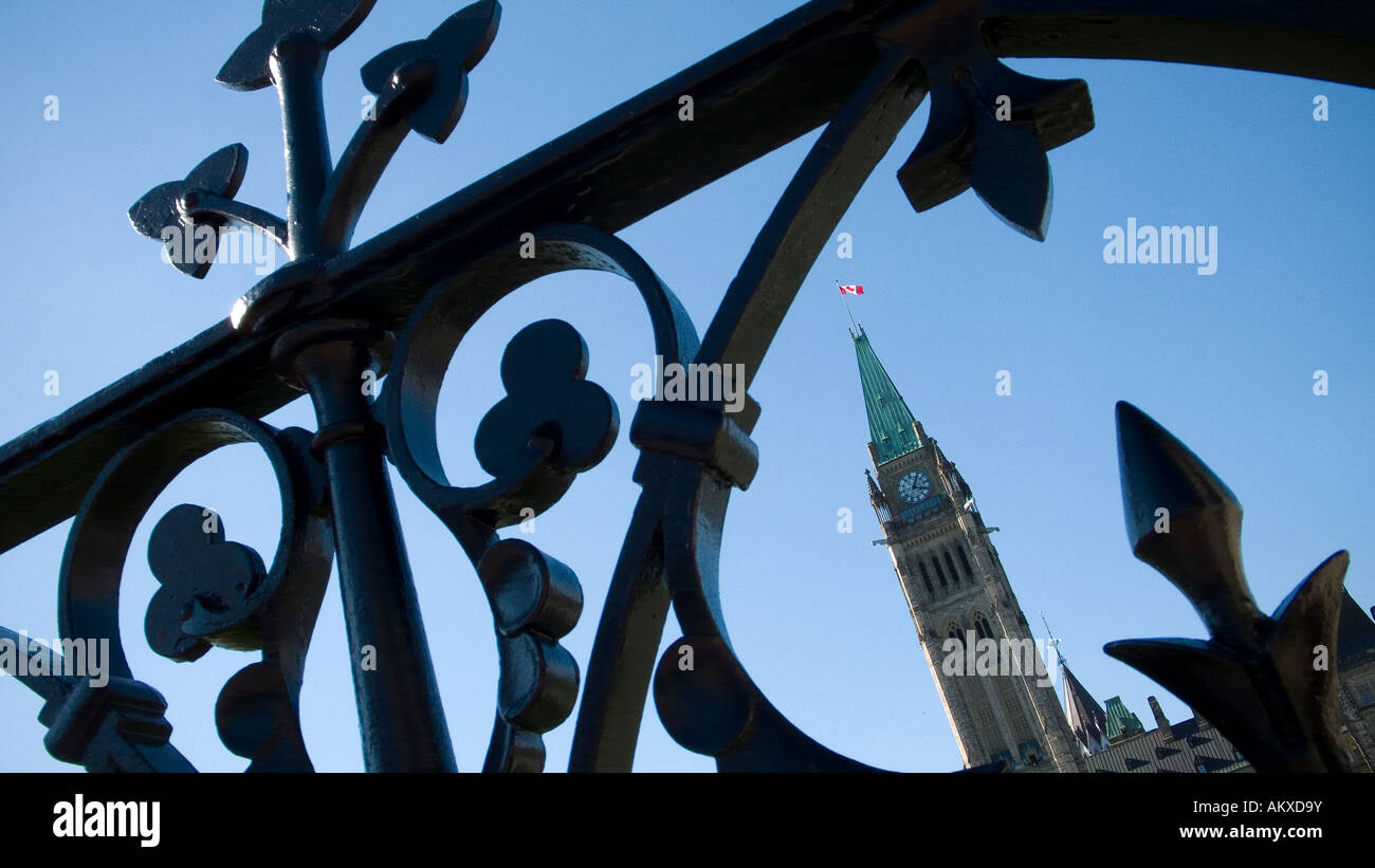 La tour de la paix du Canada par l'entremise du Parlement, la porte de fer Ottawa. Banque D'Images