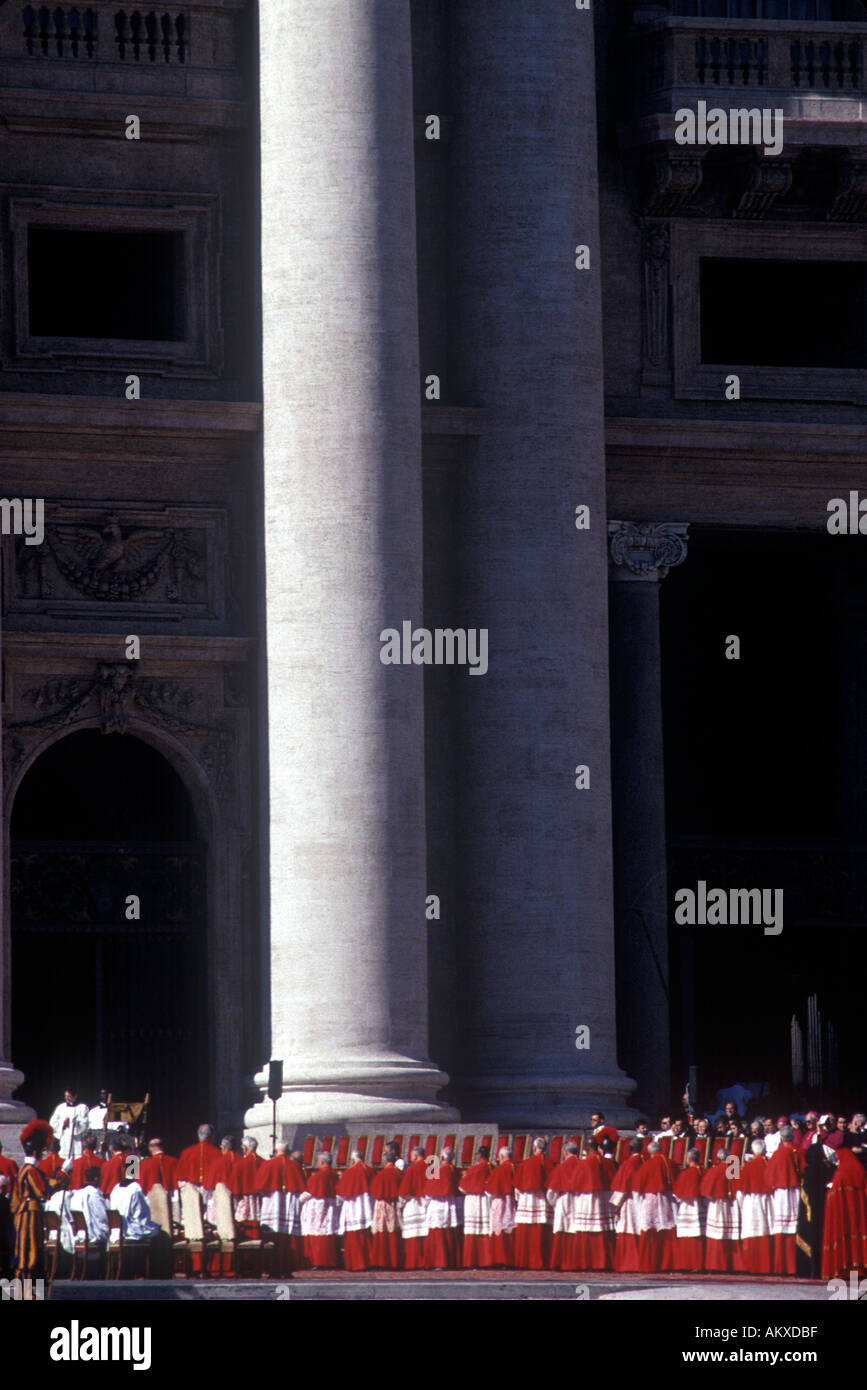 Les évêques catholiques devenus cardinaux en cérémonie à St Peters Square Vatican Rome Italie Février 2001 Banque D'Images