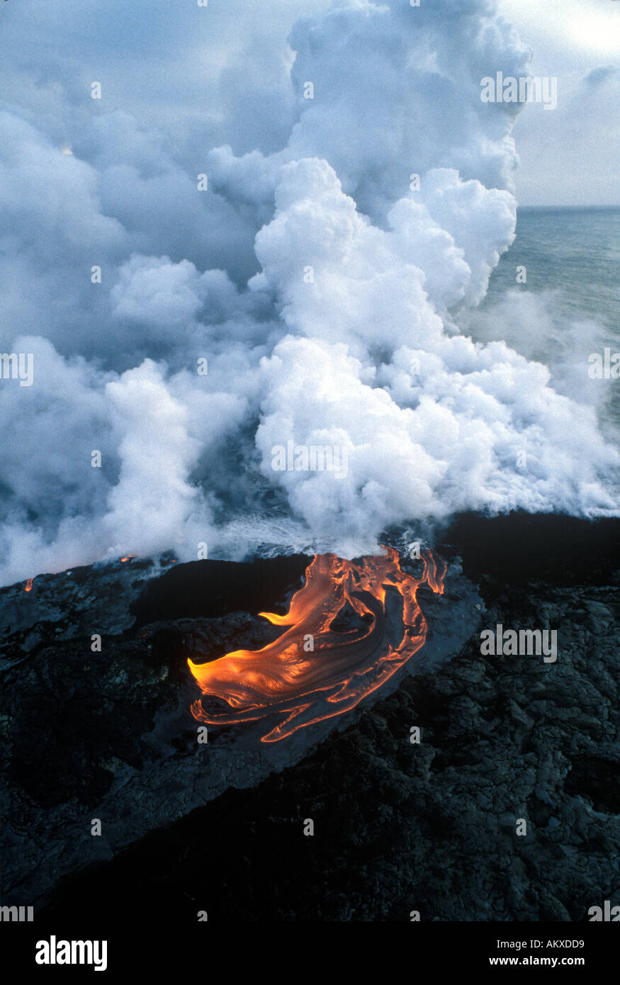 Les coulées de lave dans l'océan Pacifique, du volcan Kilauea sur l'île de Hawaii Banque D'Images
