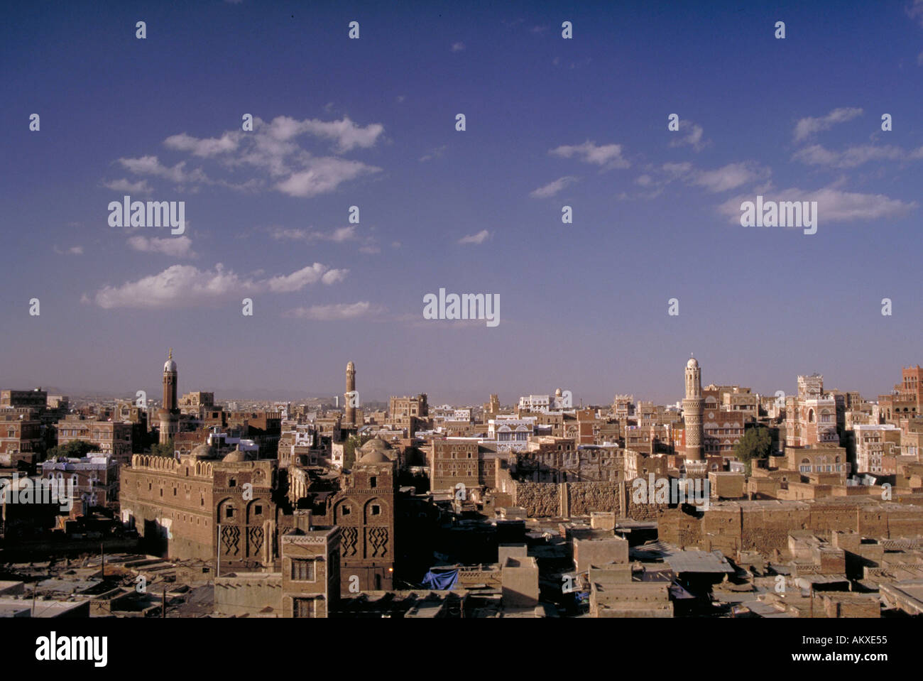 Sana s projet tours minaret haut au-dessus des bâtiments de brique de boue, à Sana, Yémen Banque D'Images