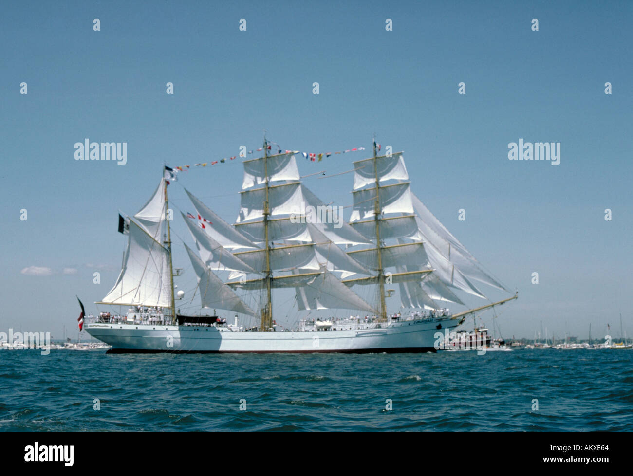 Un trois mâts blanc full rigged ship avec des drapeaux flottant dans la brise au Tall Ships exposition. Banque D'Images