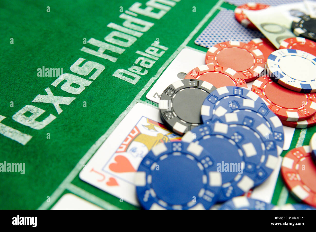 Le Texas Hold'em Poker Dealer avec cartes et puces Banque D'Images
