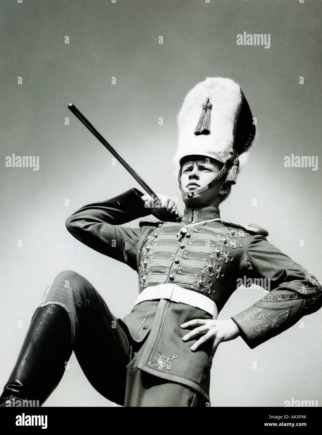 Tambour-major se pavaner dans le défilé 1950 s Banque D'Images