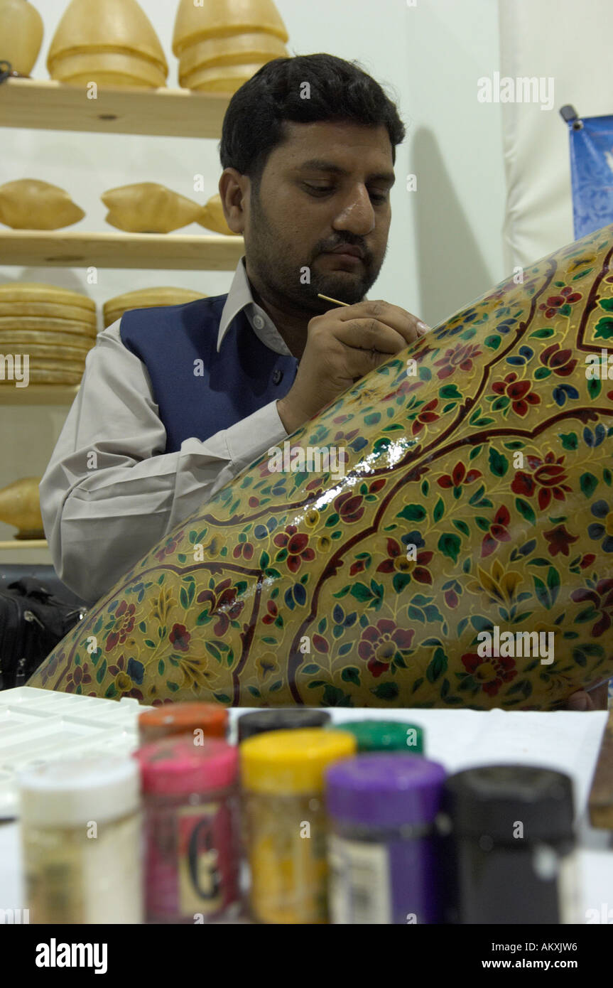 Travailleur de l'artisanat traditionnel de Multan, au Pakistan, ce qui rend la peau de chameau de lampes à Glasgow Festival Soufi 2006 Banque D'Images