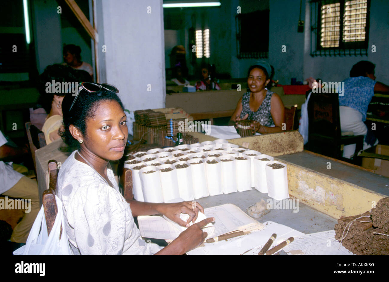 Fabrique de cigares, les travailleuses rouler des cigares, Santiago de Cuba, Cuba Banque D'Images