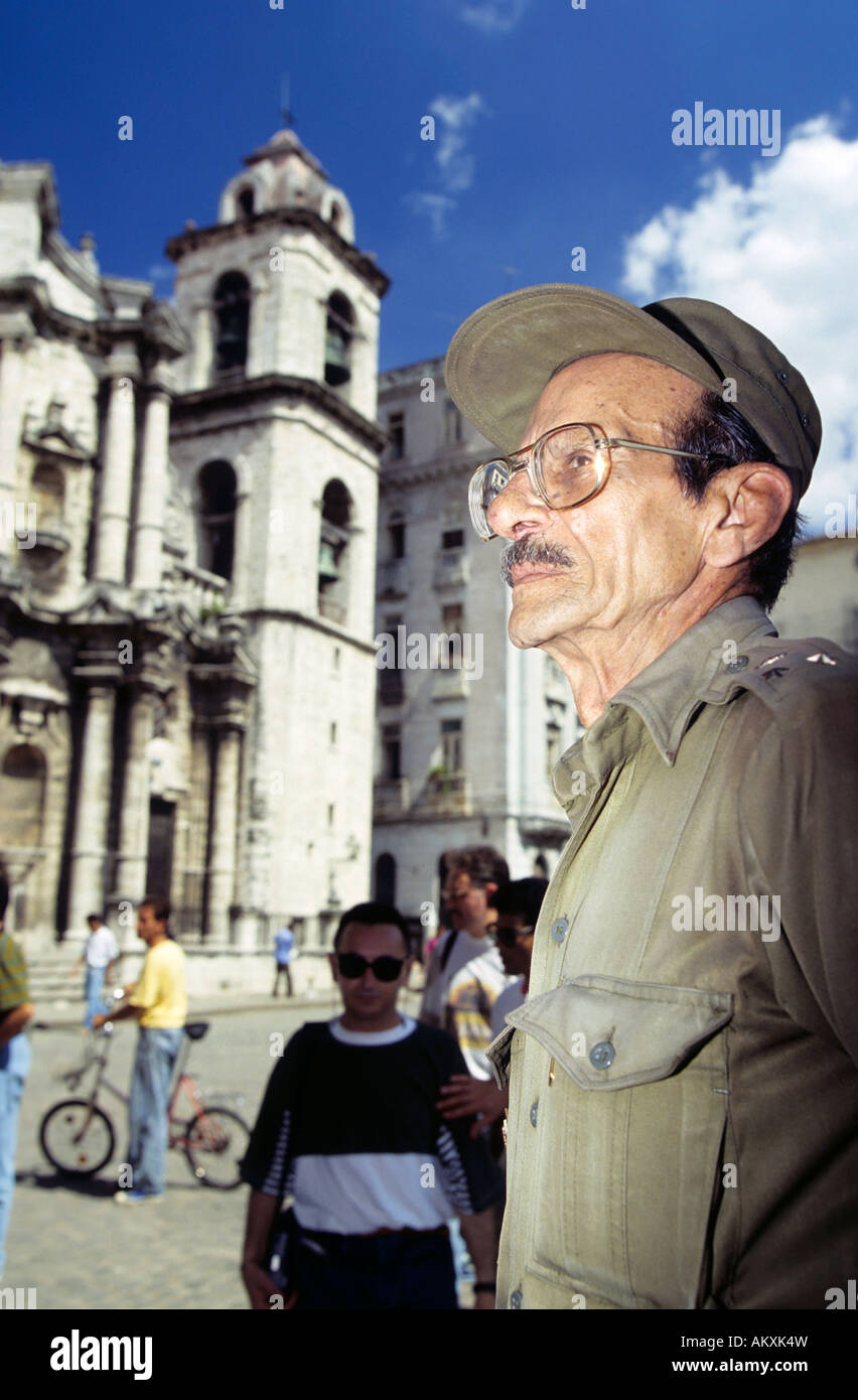 Soldat à la Plaza de la Catedral, La Havane, Cuba Banque D'Images