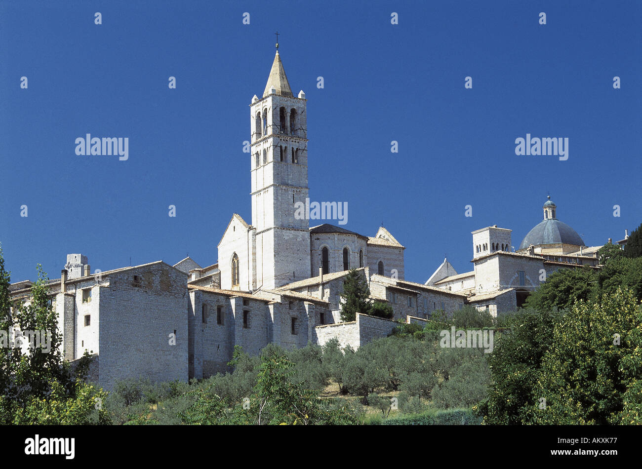 Les bâtiments gris de la Santa Maria Maggiore à assise fondée au Xe c avec une façade romane et d'un grand clocher carré Banque D'Images