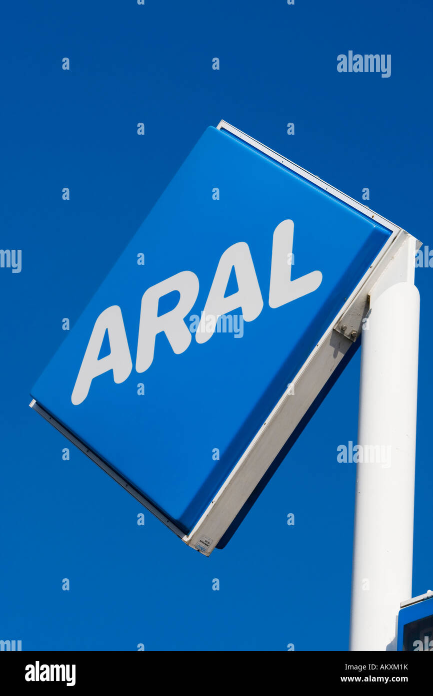 Une station d'essence de l'entreprise pétrolière Aral, Allemagne. Banque D'Images