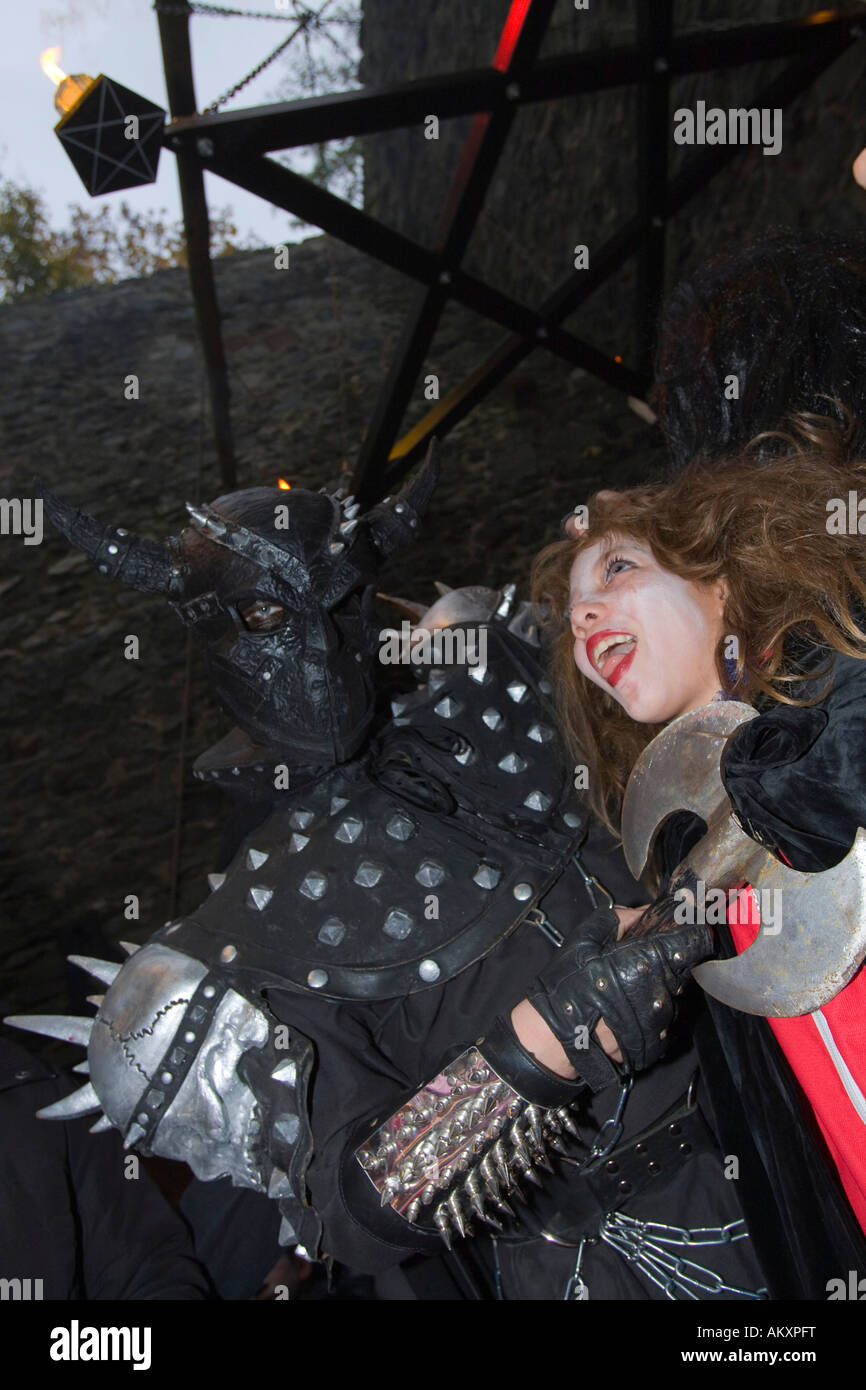 Spectacle Halloween traditionnelle dans le château de Frankenstein. Un monstre, une fille fait peur château Frankenstein, Hessen, Allemagne Banque D'Images