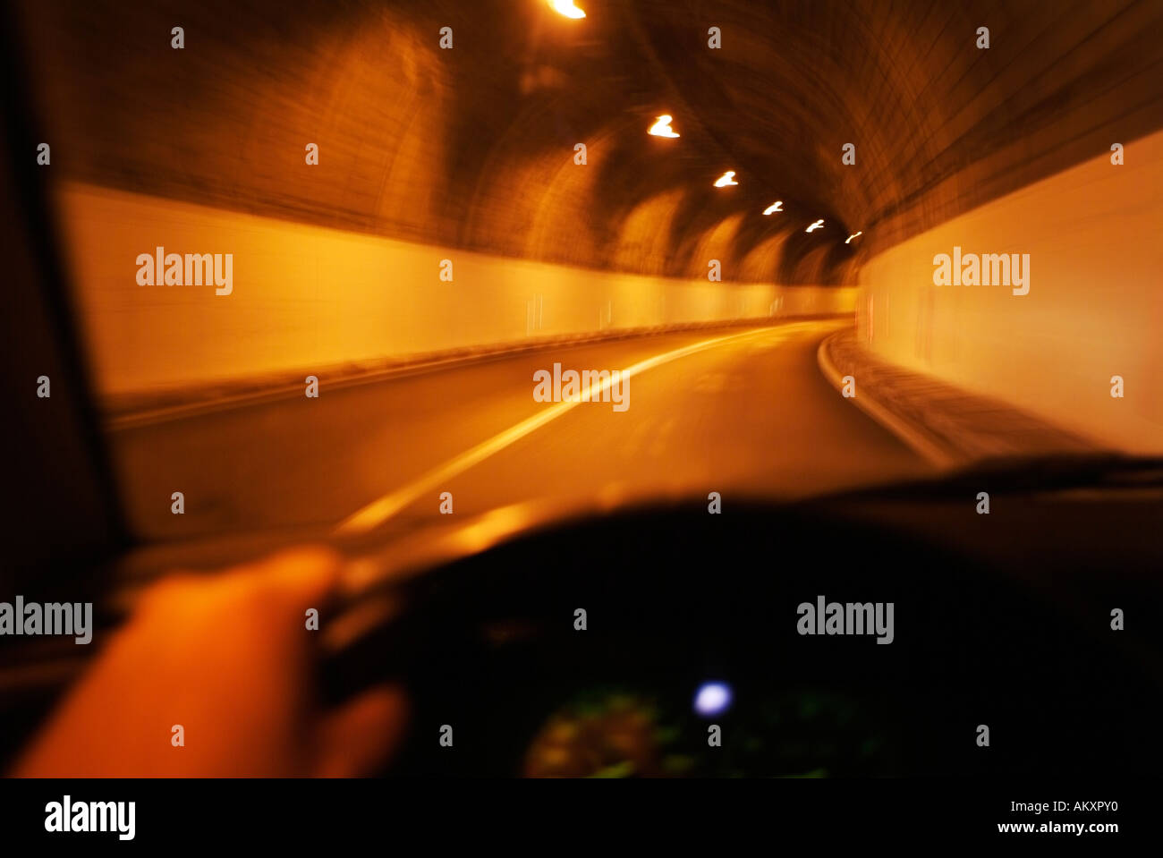 Voiture roulant à travers un tunnel souterrain sous une montagne Vue de l'intérieur du véhicule Banque D'Images