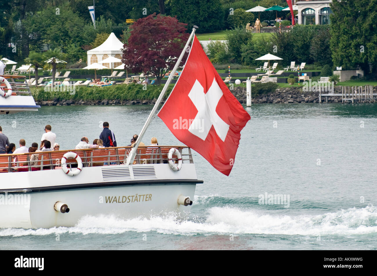 Flagg suisse sur un bateau, dans le canton de Lucerne, Lucerne, Suisse Banque D'Images
