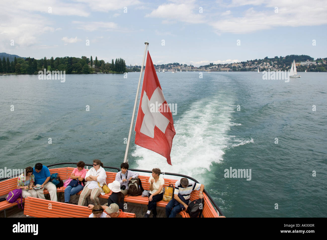 Flagg suisse sur un bateau sur le lac de Lucerne, dans le canton de Lucerne, Suisse Banque D'Images
