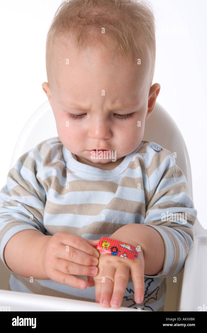Portrait d'un petit garçon avec un plâtre sur sa main Banque D'Images