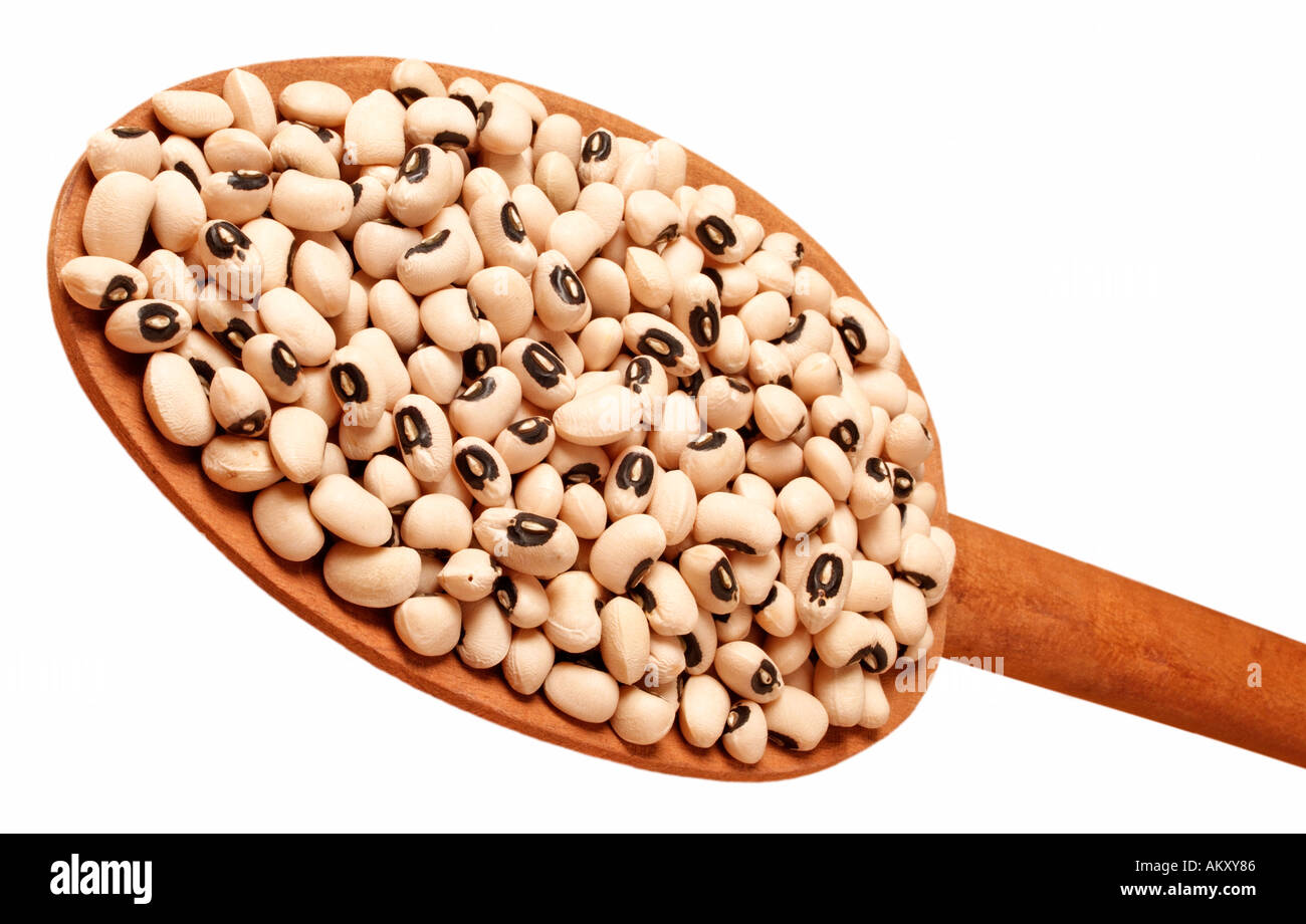 BLACK EYED BEANS ON SPOON CUT OUT Banque D'Images