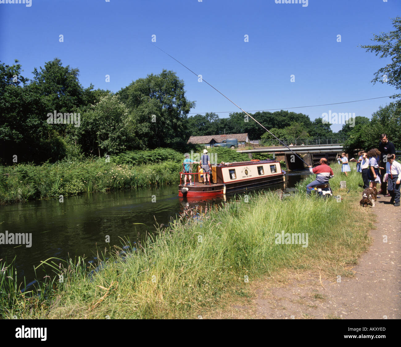 Collecte de l'homme pour permettre à un pôle roach long boat pour passer de l'école du Canal de Basingstoke Hampshire Angleterre parti regarder Aldershot Banque D'Images