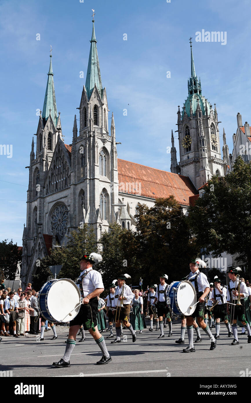 Parade d'ouverture traditionnelle, l'Oktoberfest, église St Paul, la fête de la bière de Munich, Bavière, Allemagne Banque D'Images