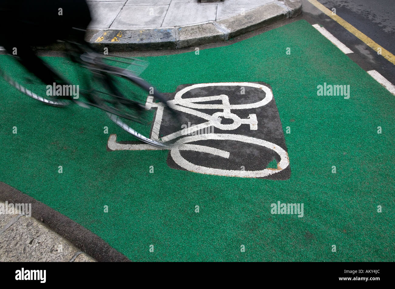 UK voie cyclable marquage avec cyclist Banque D'Images