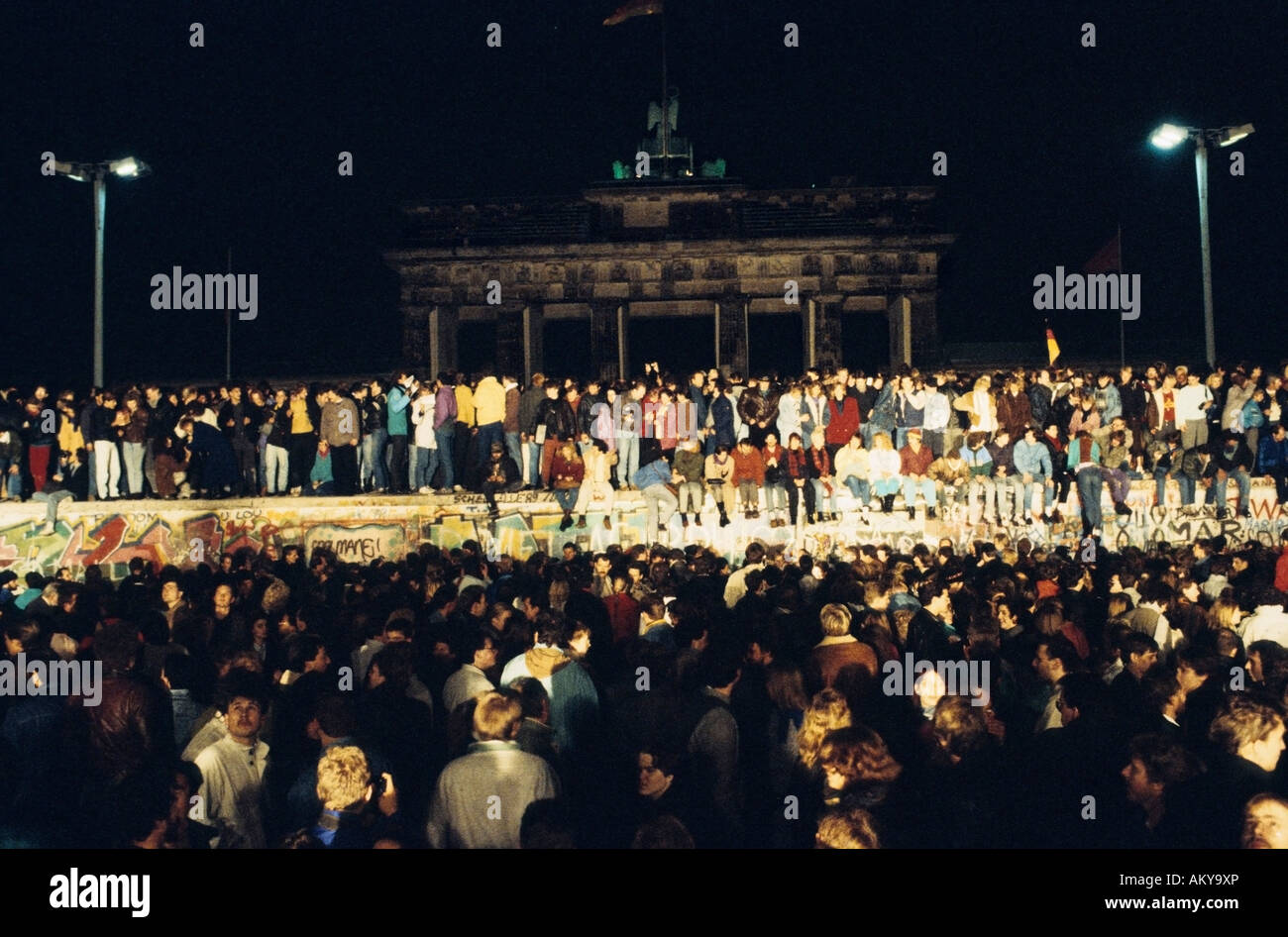 Chute du Mur de Berlin : les gens de l'Est et l'ouest de l'escalade sur le mur de Berlin à la porte de Brandebourg, le 9 novembre 1989, Être Banque D'Images