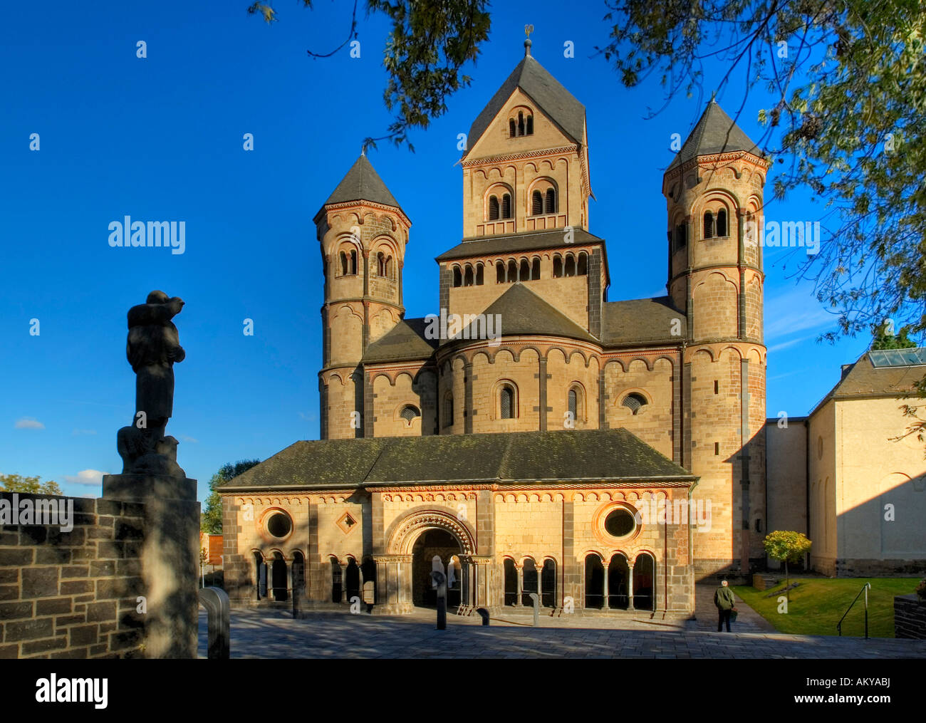 L'église abbatiale de la monastère bénédictin de Maria Laach, Allemagne, Rhineland-Palantine Banque D'Images
