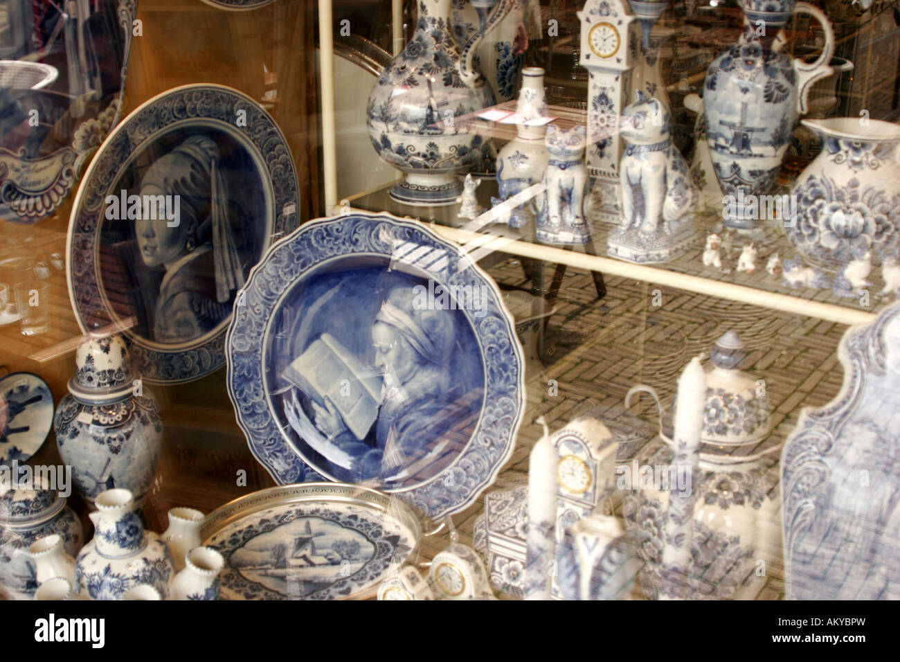 L'art et le kitsch comme souvenirs de Delft . Delft Delft , ou , poterie poterie bleu et blanc est traditionnellement faite en et aro Banque D'Images