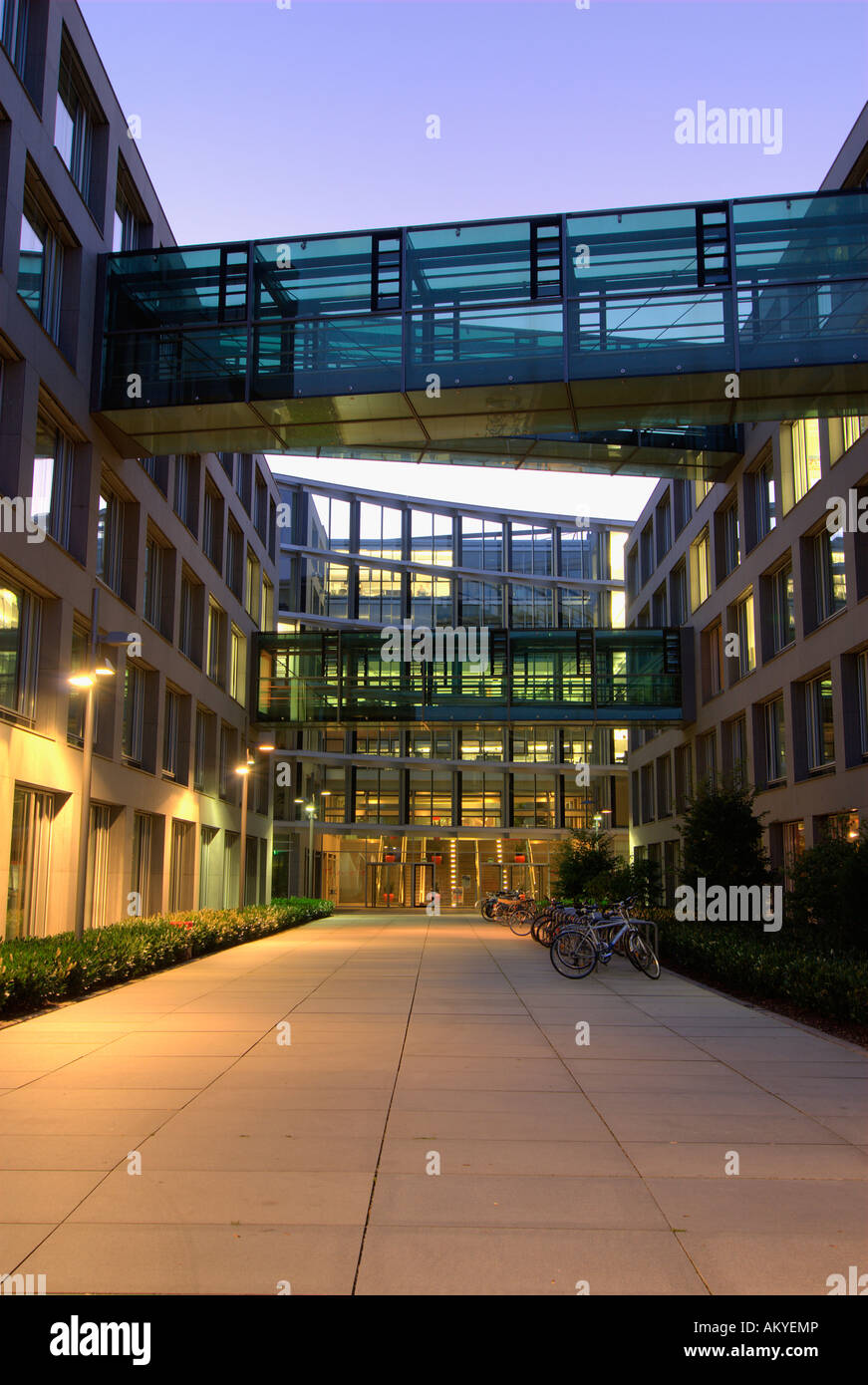 L'architecture moderne, office building at night, Munich, Bavière, Allemagne Banque D'Images