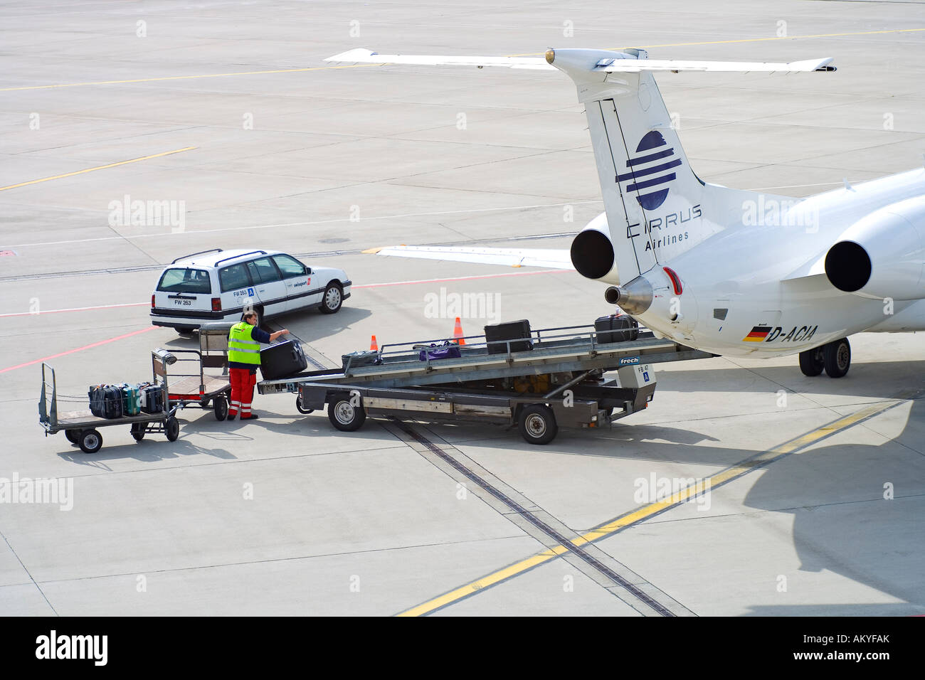 Assurance chargement, Cirrus Airlines, l'aéroport de Zurich, Switzerland, Europe Banque D'Images