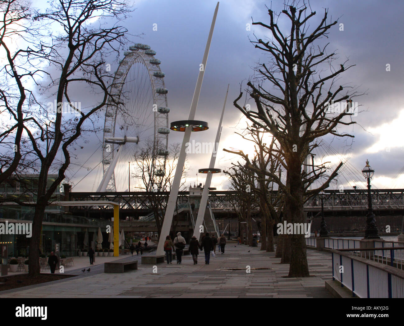 London Eye et South Bank de Londres promenade Banque D'Images