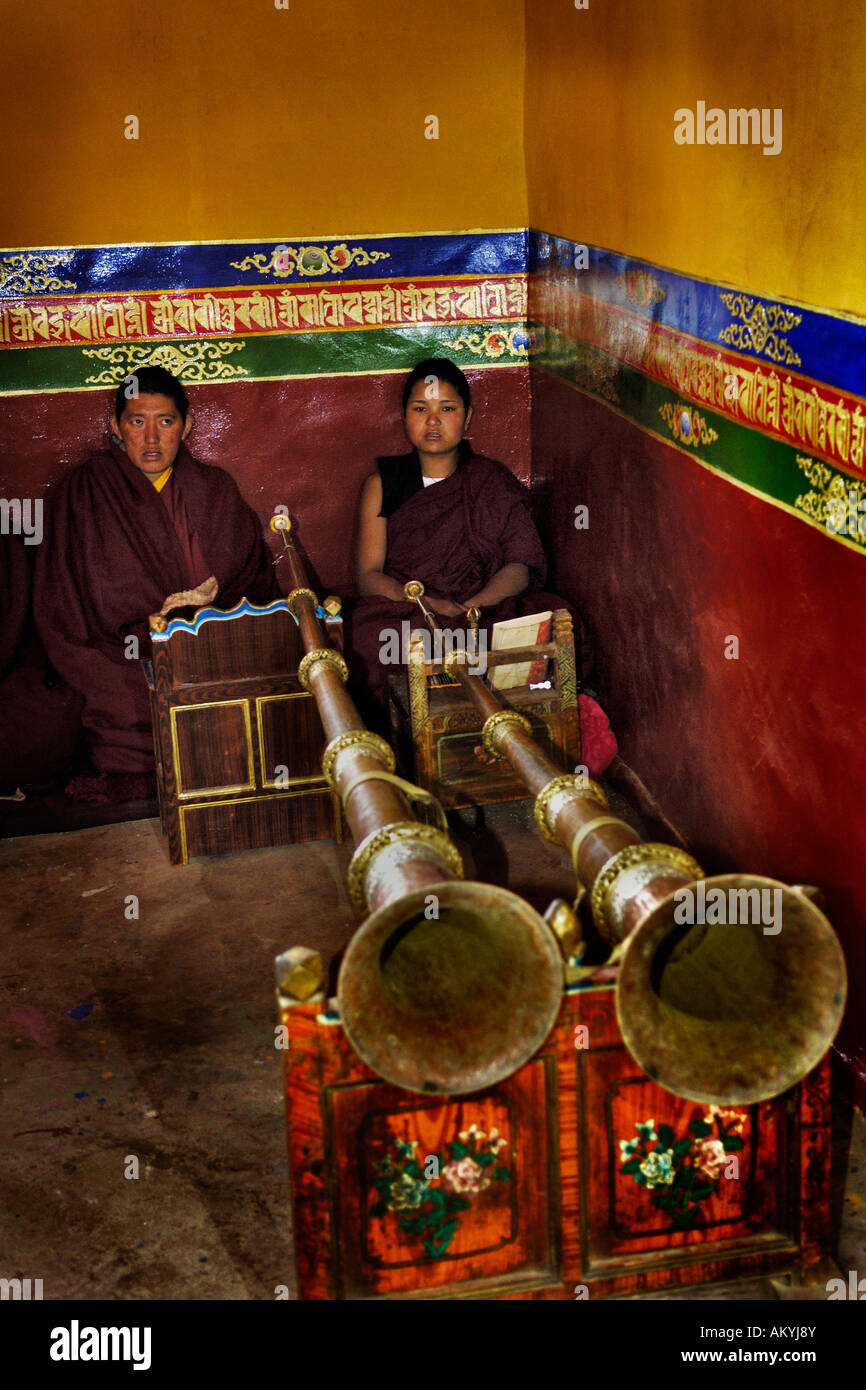Les nonnes tibétaines traditionnelles avec des trombones, Simkyil Sangngag Antiq, Tibet Banque D'Images