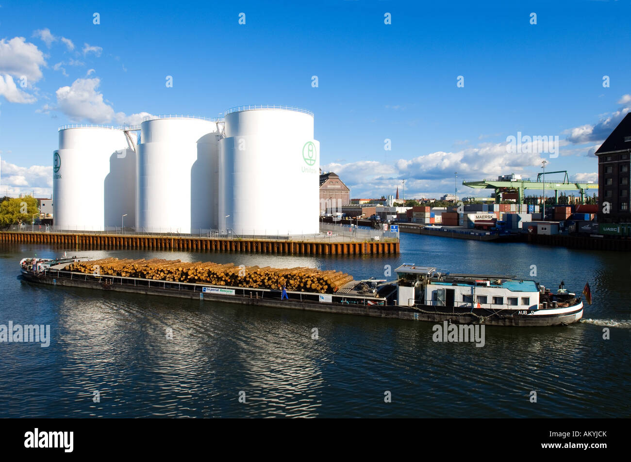 Les réservoirs d'huile avec un cargo à l'avant-plan, le port de l'ouest, Berlin, Allemagne Banque D'Images
