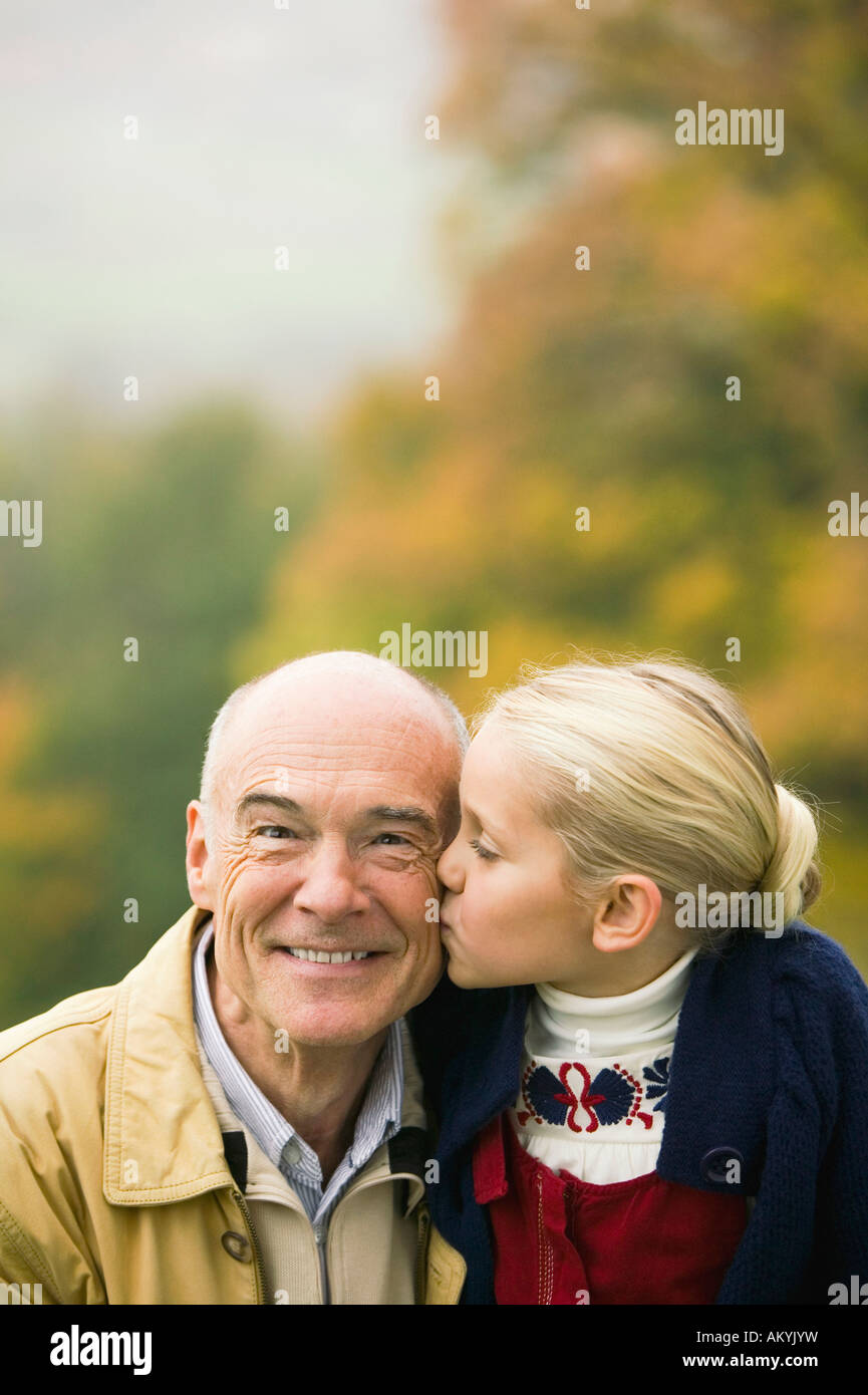 Granddaughter kissing grandfather Banque de photographies et d'images à  haute résolution - Alamy