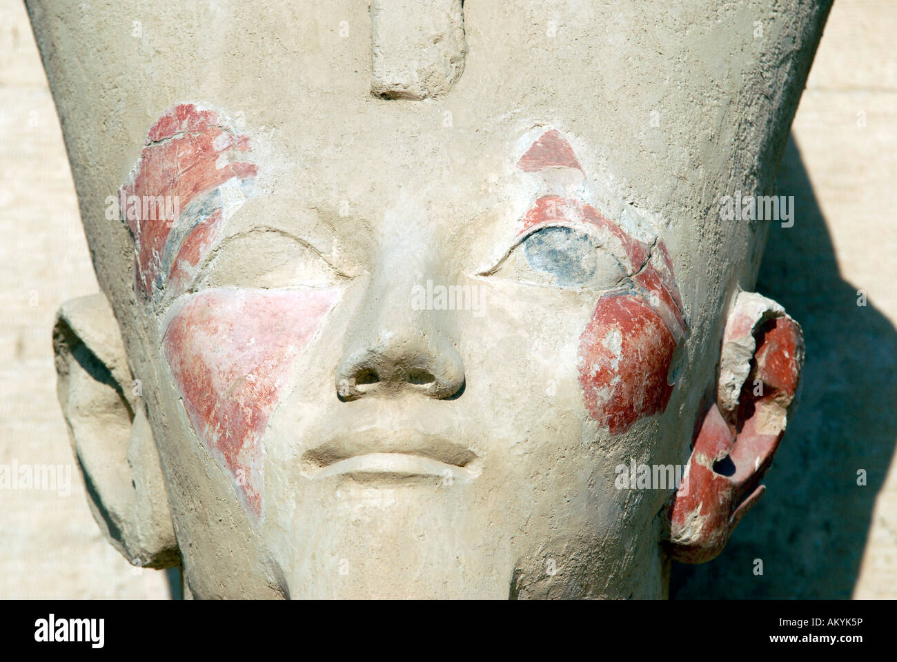 Deir el-Bahari (Egypte). Statue avec couleurs d'origine, Luxor, Egypte Banque D'Images