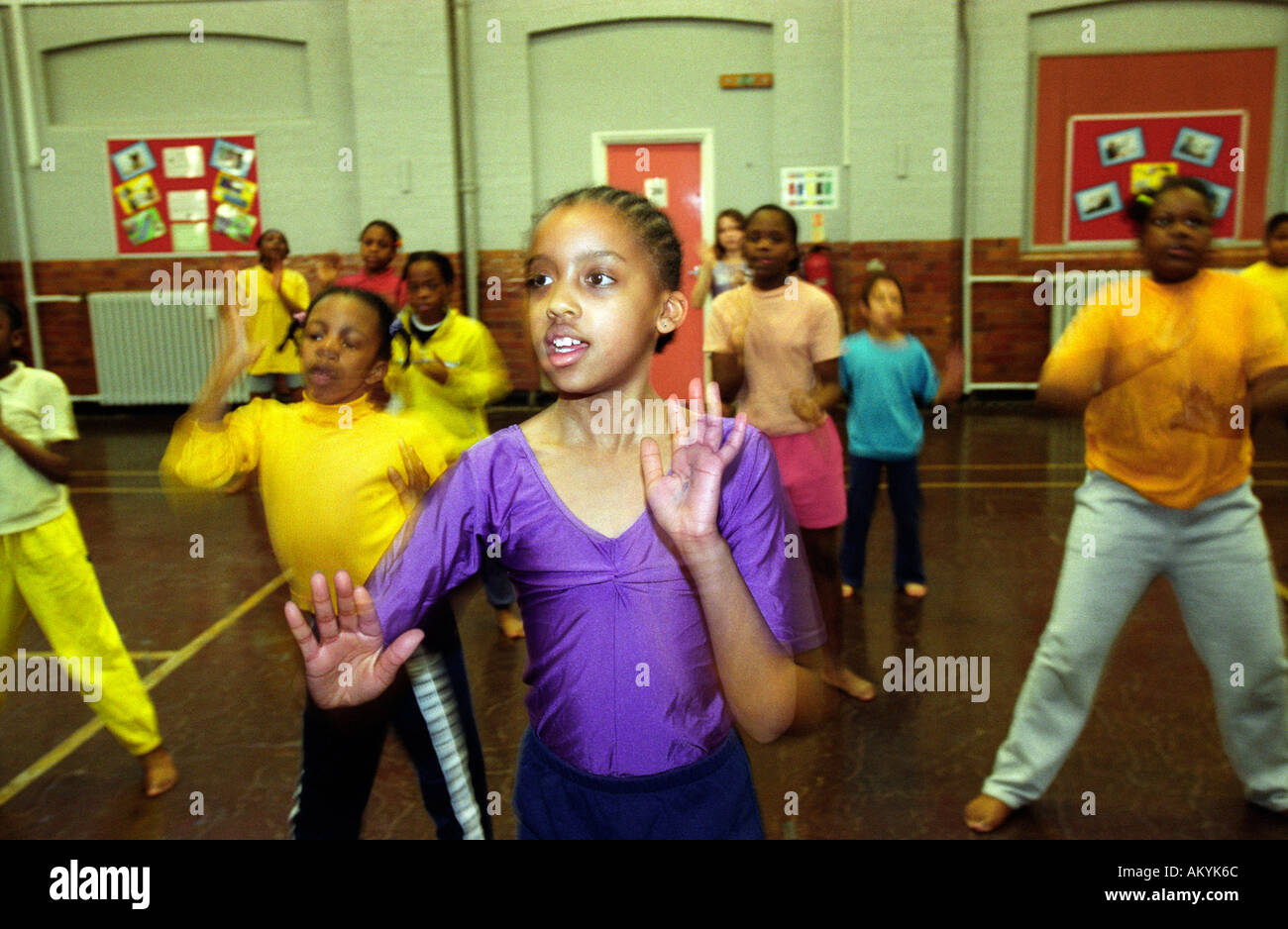 Les jeunes qui participent à un cours de danse, Southwark, London, UK. Banque D'Images