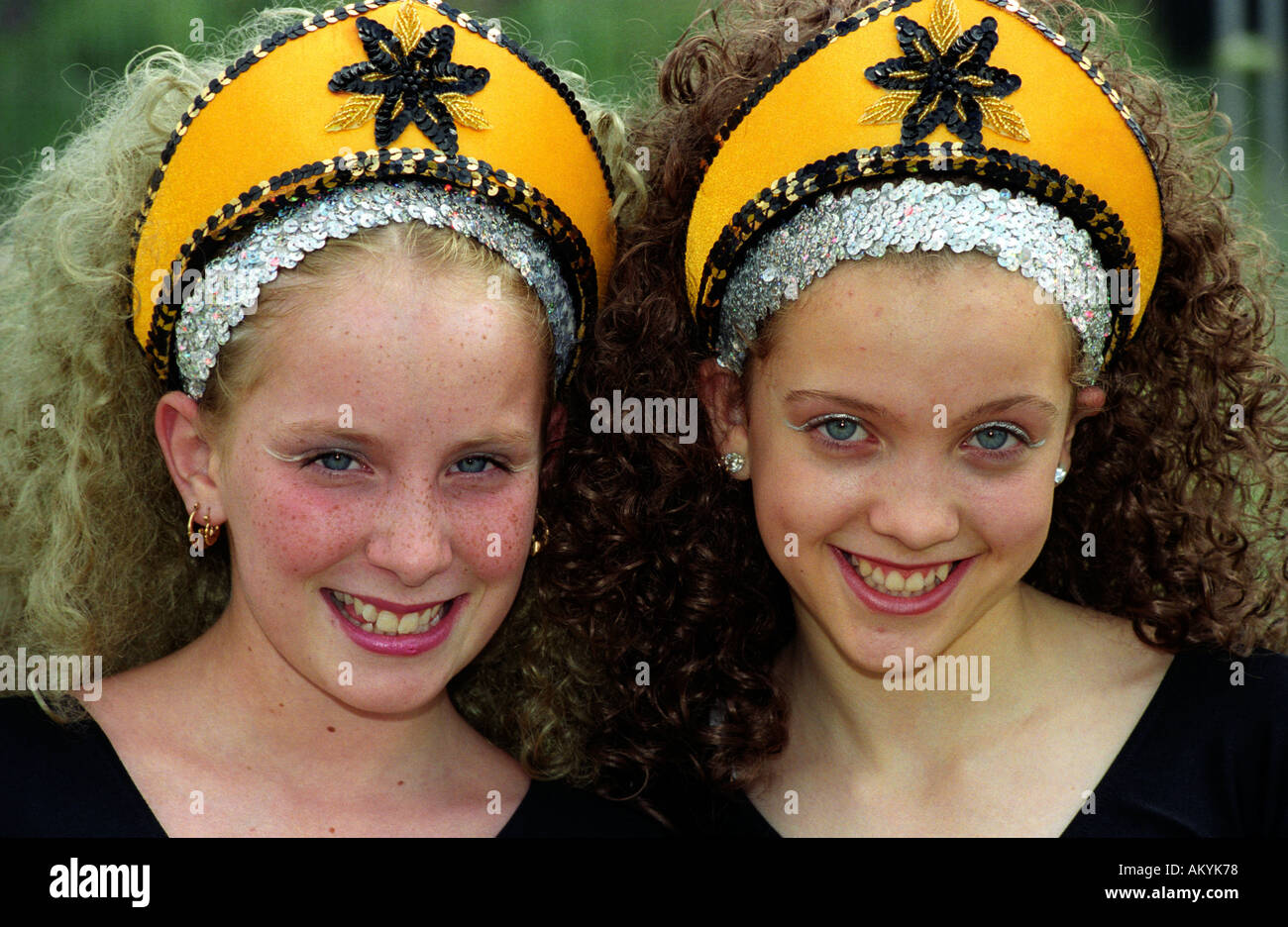 Deux jeunes filles en costume de danse irlandaise pour St Patrick's Day, Southwark, London UK. Banque D'Images