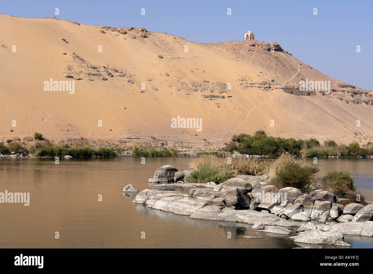 Sur une colline au Nil sont tombes de dignitaires et ministres pharaonique, Assouan, Assouan, Egypte Banque D'Images