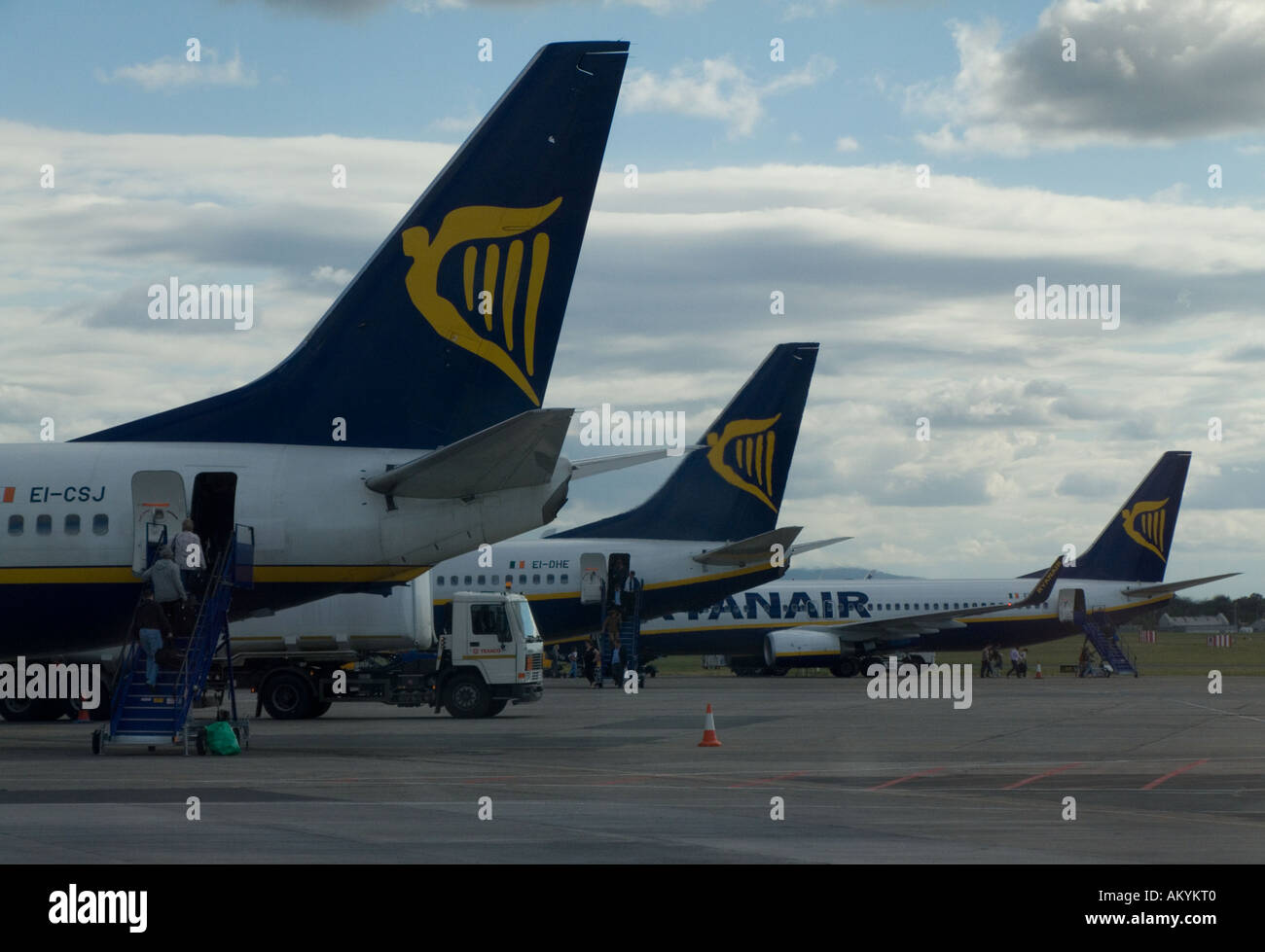 Irlande Dublin avion Ryanair sur le stand à l'aéroport de Dublin Banque D'Images