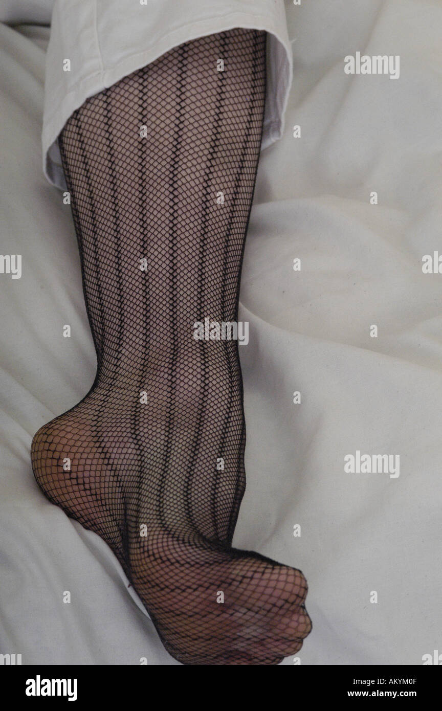 Femme dame fille pieds collants bas collants nylons orteils talons pied  chevilles jambes douleur veaux ache Photo Stock - Alamy