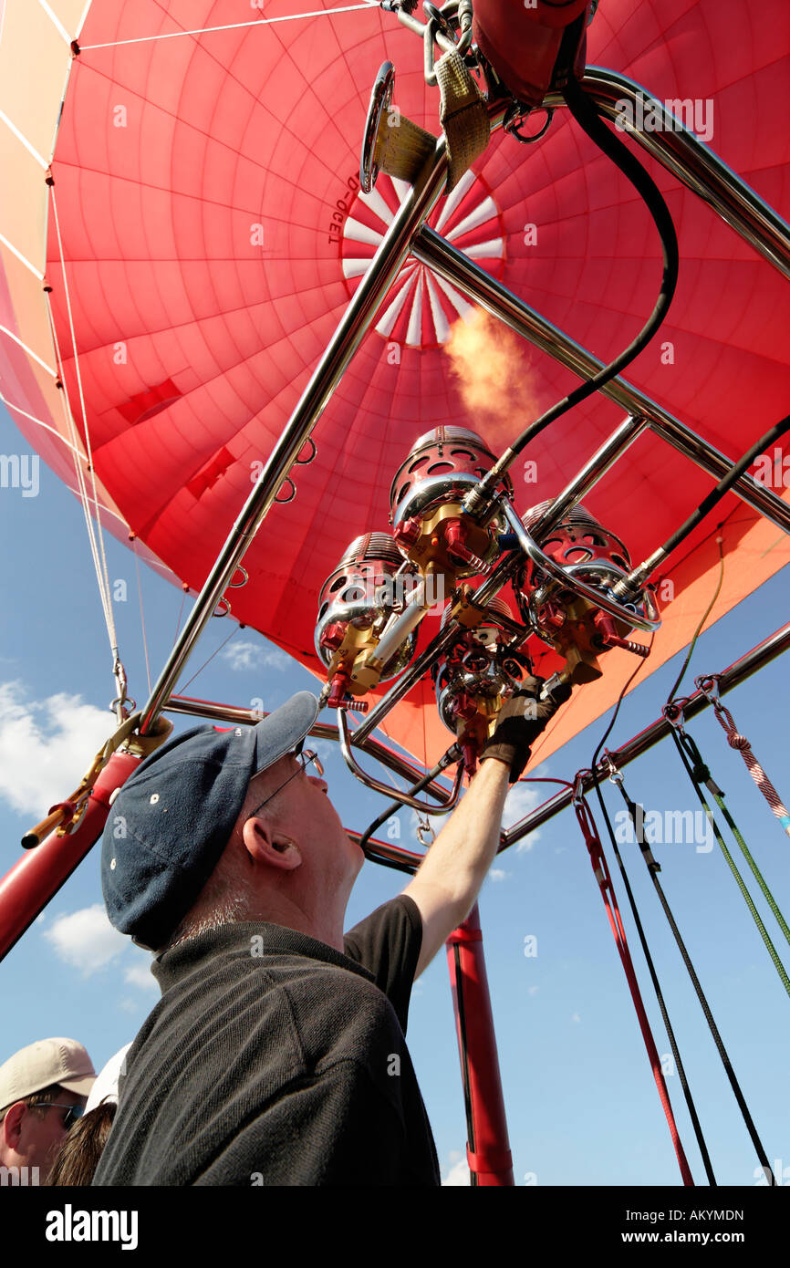 Pilote de ballon à air chaud chauffe le ballon avec un brûleur à gaz. Banque D'Images