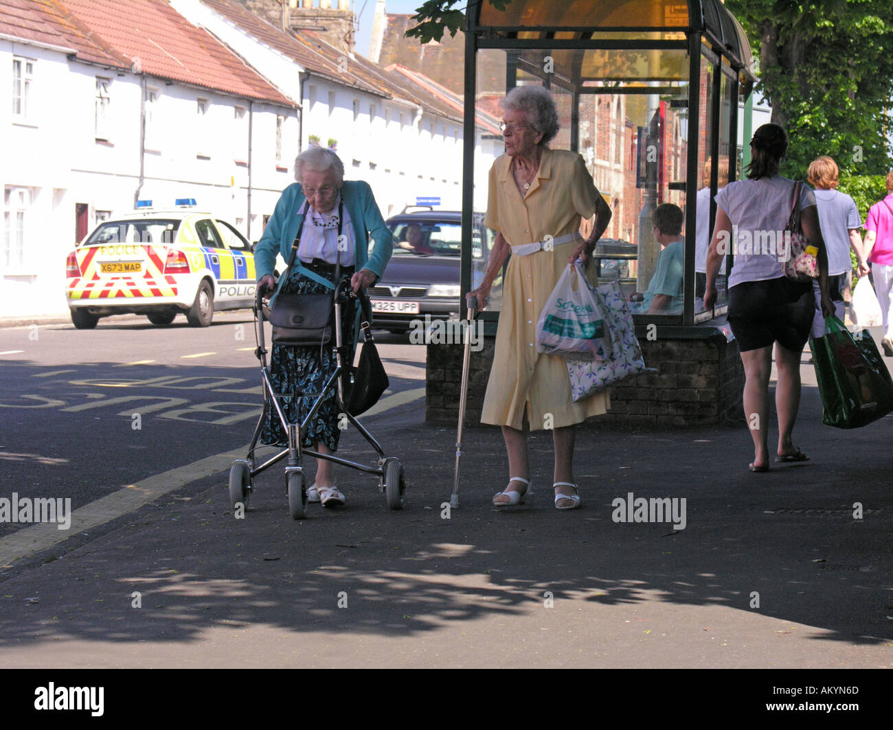 Les femmes âgées handicapées partiellement obtenant environ ville Shoreham Sussex Banque D'Images