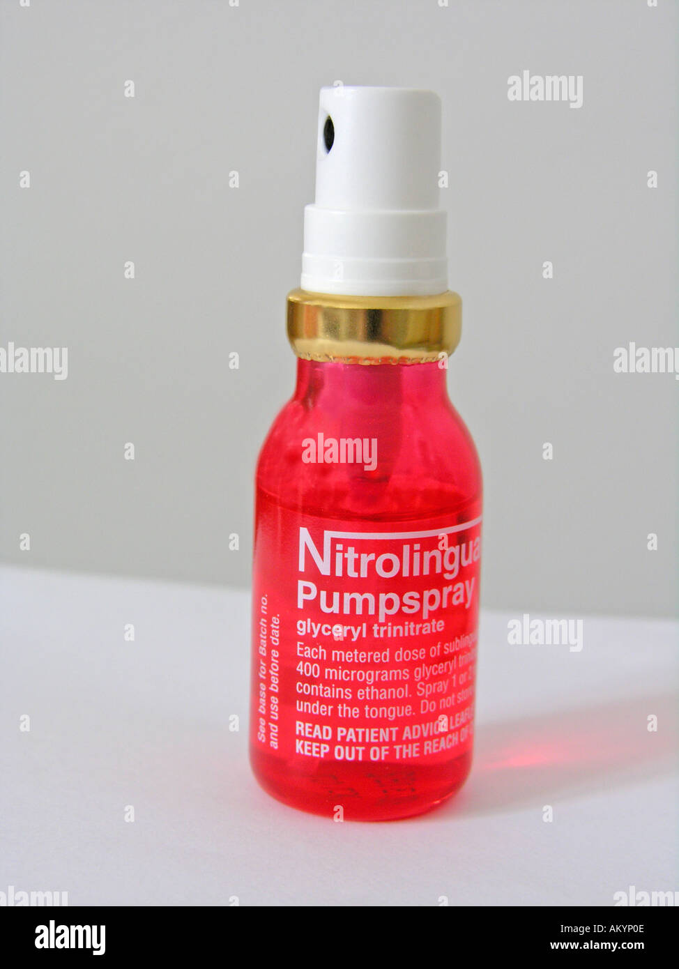 Vaporisateur Nitrolingual vaporisateur contenant glycéril GNT est un spray  sublingual contenant des nitrates Photo Stock - Alamy