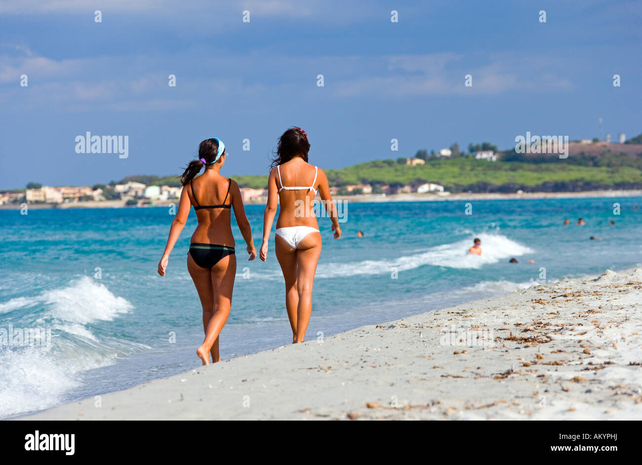 Prenez une marche sur la plage de La Caletta, Sardaigne, Italie Banque D'Images