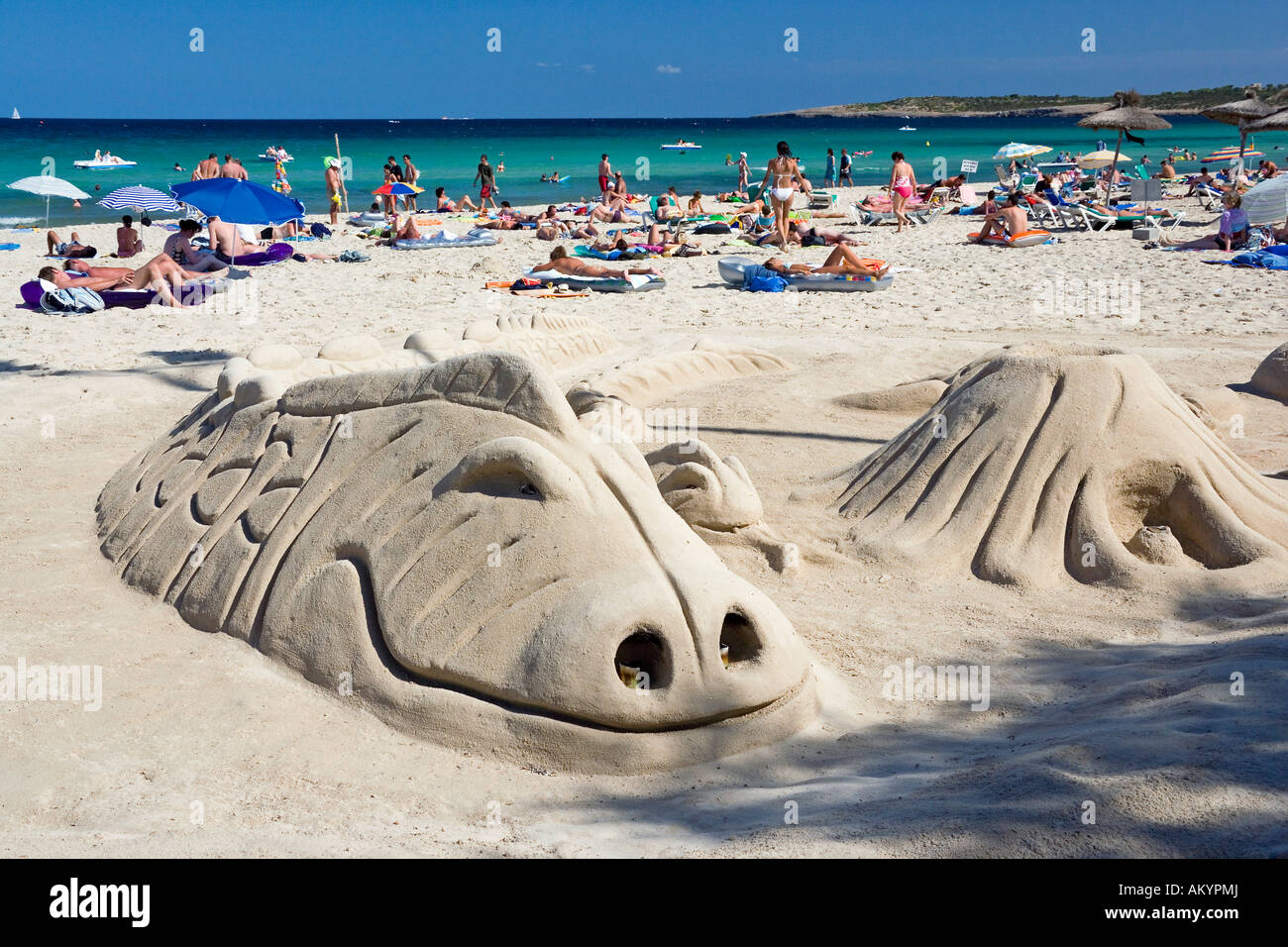 Des sculptures dans le sable, plage de Cala Millor, Majorque, Baleares, Espagne Banque D'Images