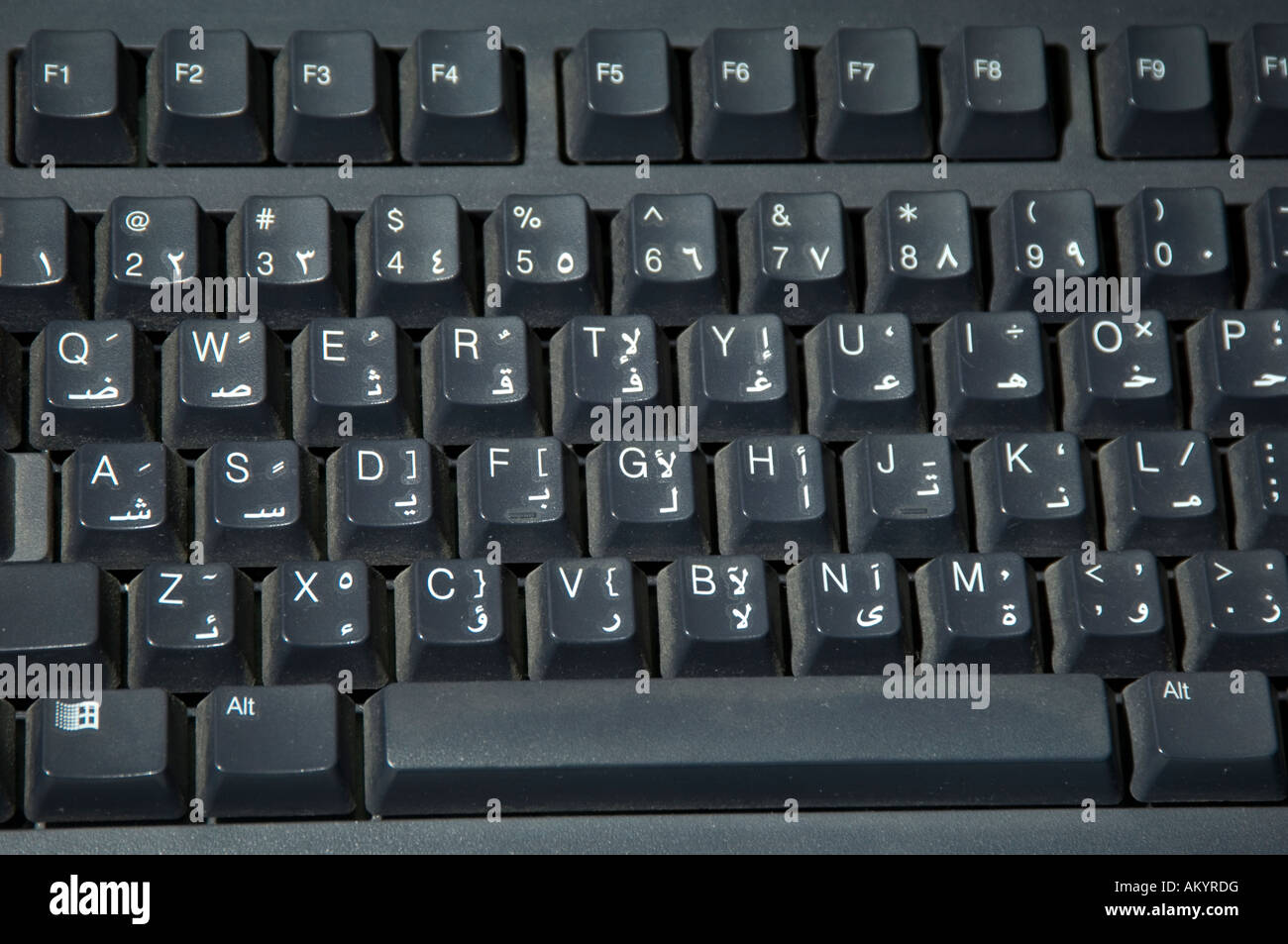 Close up de l'arabe et l'anglais lettres clavier de l'ordinateur Photo  Stock - Alamy
