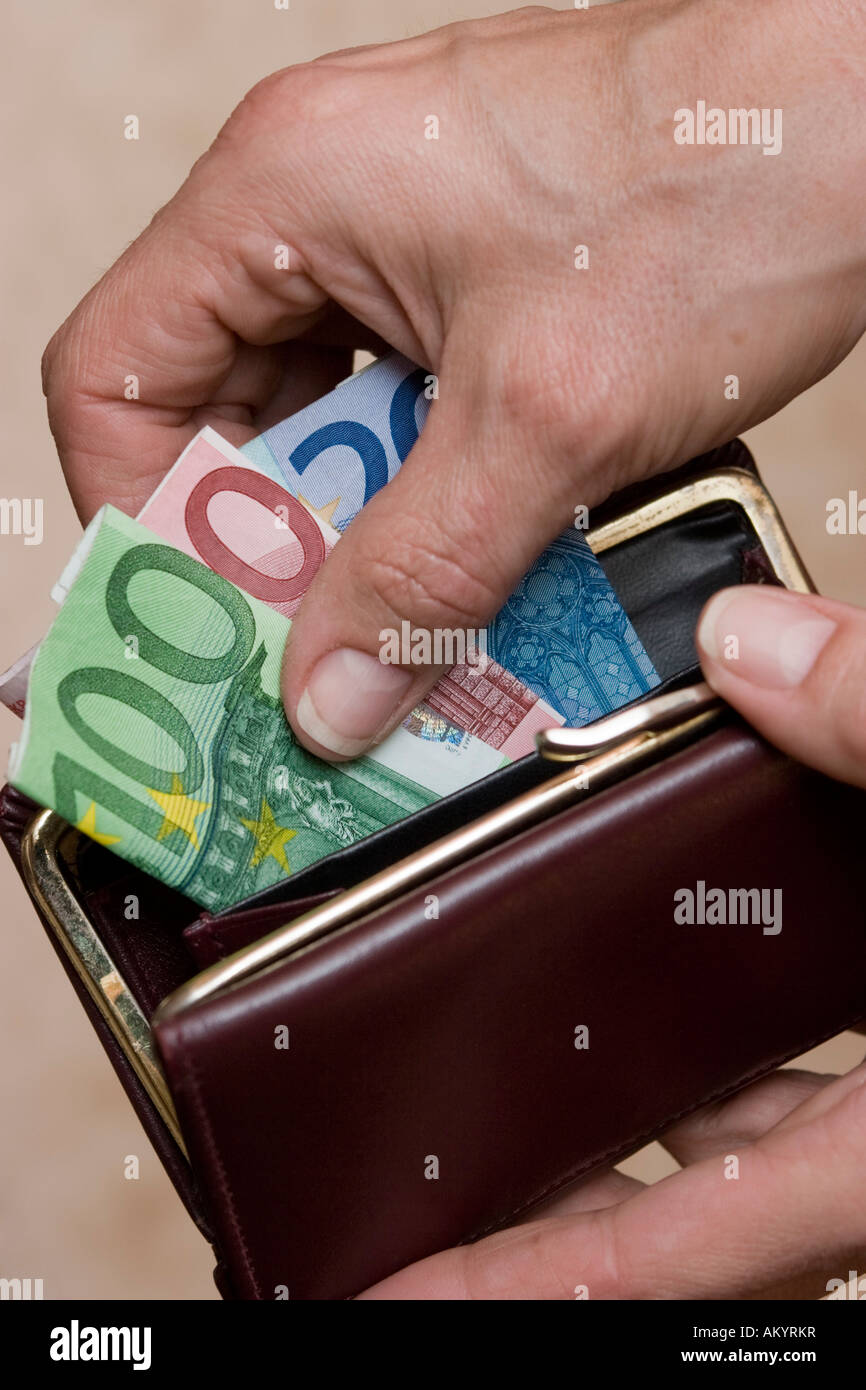 Sac à main avec des billets en euros Banque D'Images