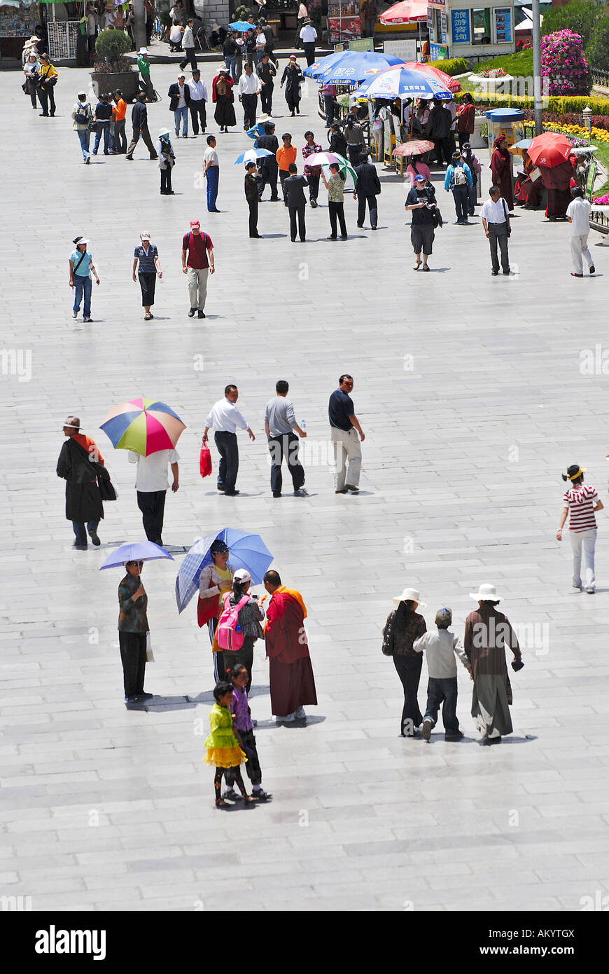Les gens sur le Barkhor, Lhassa, Tibet, Asie Banque D'Images