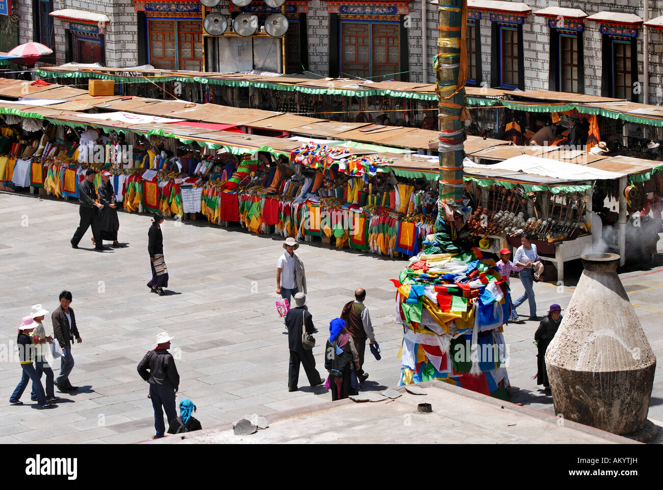 Les gens et se tient sur le Barkhor, Lhassa, Tibet, Asie Banque D'Images