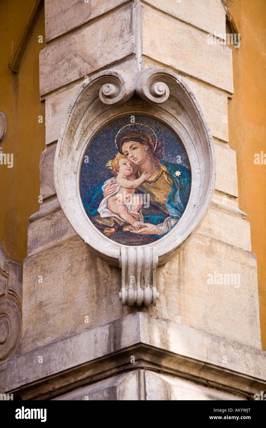 L'art religieux à l'angle d'un bâtiment à Rome Banque D'Images