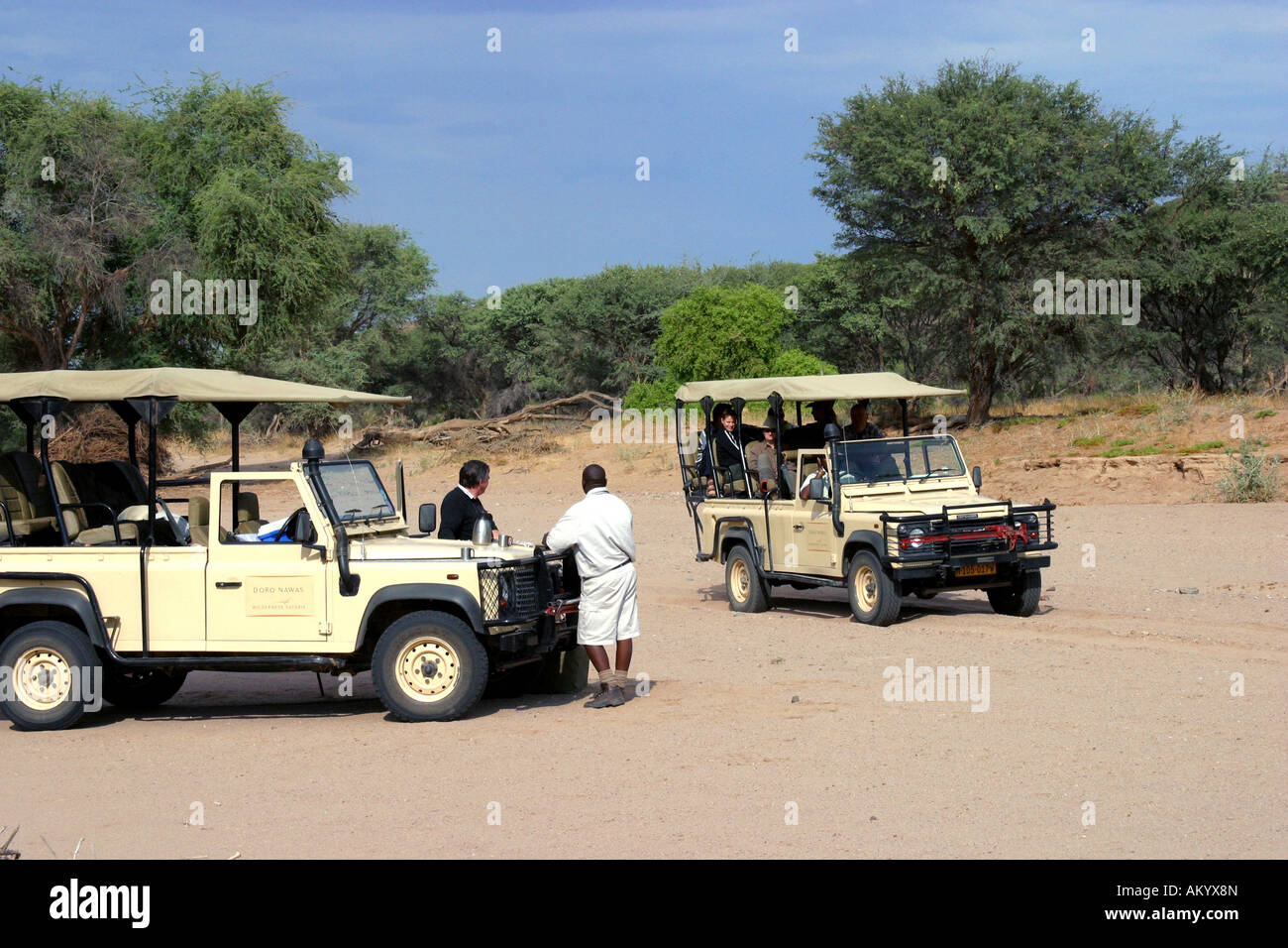 La recherche de jeeps Safari Désert éléphants dans le lit asséché de la rivière Huab dans le Damaraland Namibie Banque D'Images