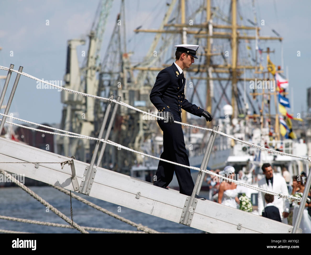Agent en uniforme du célèbre grand voilier italien Amerigo Vespucci débarquent à Anvers Belgique Banque D'Images