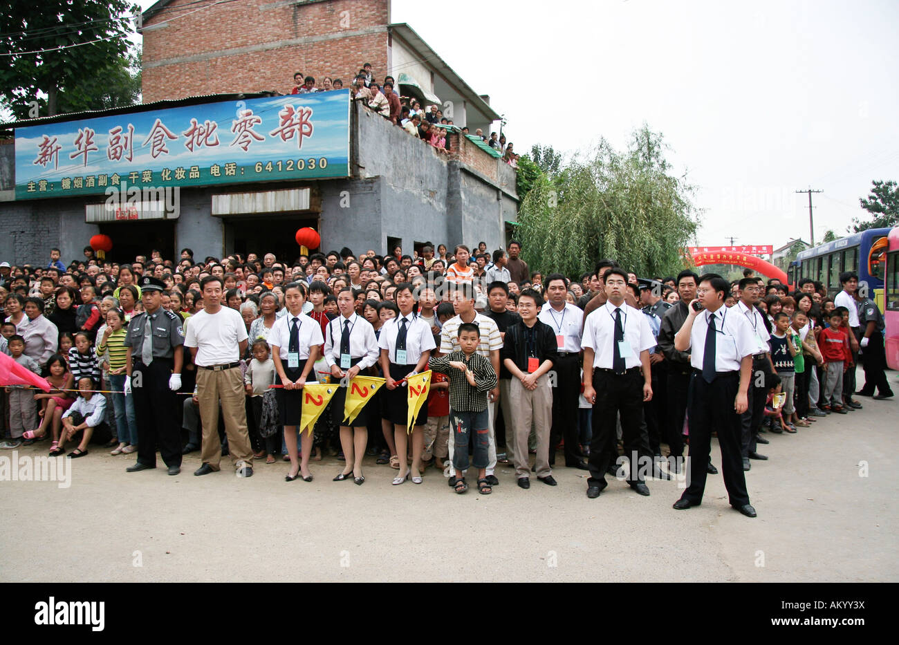 Les gens, les visages, les spectateurs au bord de la route, Chenjiagou, Henan, Chine Banque D'Images