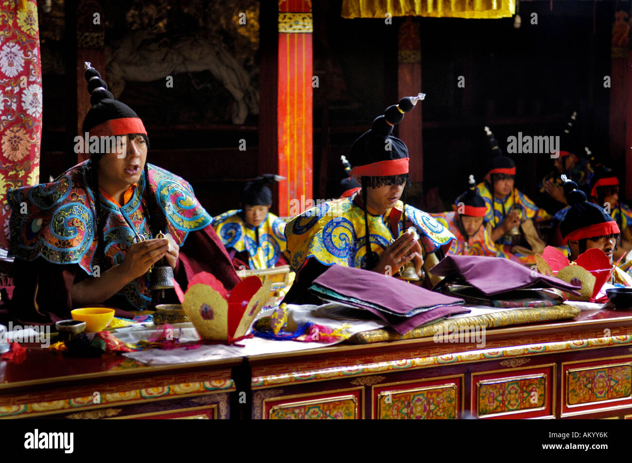 Moines de l'ordre noir, Tshurpu couvent près de Lhassa, Tibet Banque D'Images